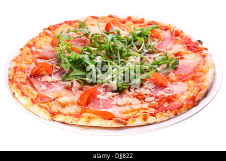 Pizza mit Speck und Rucola auf weißem Hintergrund. Clipping-Pfad.
