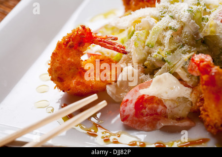 Garnelen Pommes mit japanischen Stäbchen. Stockfoto