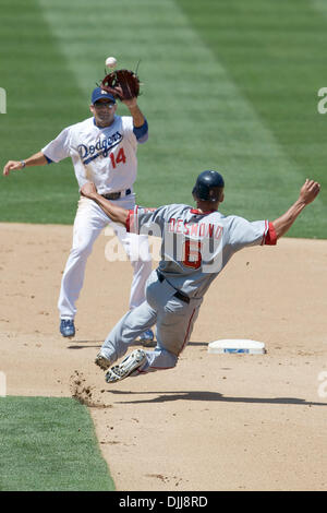 8. August 2010: Washington Nationals Shortstop IAN DESMOND (#6) versucht, den Wurf zu Los Angeles Dodger Shortstop JAMEY CARROLL (#14) zu schlagen, nachdem aus der ersten Base gepflückt und immer in einem heruntergekommenen erwischt. Die Dodgers schlagen die Staatsangehörigen 8-3. (Kredit-Bild: © Tony Leon/Southcreek Global/ZUMApress.com) Stockfoto