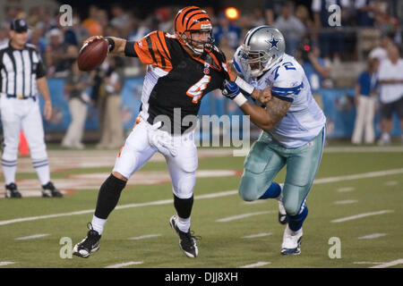 8. August 2010: Cincinnati Bengals Quarterback j.t. OÃ•SULLIVAN (4) ist unter Druck von Dallas Cowboys defensive End STEPHEN BOWEN (72) Pass während der Pro Football Hall Of Fame-Spiel zwischen den Cincinnati Bengals und die Dallas Cowboys in die Pro Football Hall Of Fame Feld Fawcett Stadium in Canton Ohio.  Die Cowboys besiegte die Bengals 16-7.  Obligatorische Credit: Frank Jansky / So Stockfoto