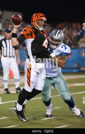 8. August 2010: Cincinnati Bengals Quarterback j.t. OÃ•SULLIVAN (4) ist unter Druck von Dallas Cowboys defensive End STEPHEN BOWEN (72) Pass während der Pro Football Hall Of Fame-Spiel zwischen den Cincinnati Bengals und die Dallas Cowboys in die Pro Football Hall Of Fame Feld Fawcett Stadium in Canton Ohio.  Die Cowboys besiegte die Bengals 16-7.  Obligatorische Credit: Frank Jansky / So Stockfoto