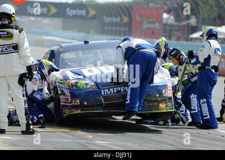 8. August 2010 - Watkins Glen, New York, Vereinigte Staaten von Amerika - 8. August 2010: die Crew für Fahrer JIMMY JOHNSON arbeiten auf der Lowe Chevrolet nach einem Unfall in Runde 72 mit DENNY HAMLIN wiederum sieben während Übles gut! Sauerrahm-Dips an der Glen-Sprint-Cup-Rennen in Watkins Glen International, Watkins Glen, New York. JOHNSON würde in der Lead-Runde belegte den 28. nach St bleiben. Stockfoto