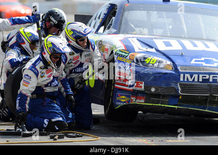 8. August 2010 - Watkins Glen, New York, Vereinigte Staaten von Amerika - 8. August 2010: die Crew für Fahrer JIMMY JOHNSON arbeiten auf der Lowe Chevrolet nach einem Unfall in Runde 72 mit DENNY HAMLIN wiederum sieben während Übles gut! Sauerrahm-Dips an der Glen-Sprint-Cup-Rennen in Watkins Glen International, Watkins Glen, New York. JOHNSON würde in der Lead-Runde belegte den 28. nach St bleiben. Stockfoto