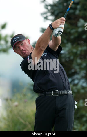 8. August 2010 - Vernon, New York, Vereinigte Staaten von Amerika - 8. August 2010: Golfprofi ALEX CEJKA Hits ein Errant fahren am 14. Loch und verlor die Führung des 2010 Turning Stone Resort Championship spielte im Atunyote Golf Club in Vernon, New York. Obligatorische Credit: Mark Konezny / Southcreek Global (Kredit-Bild: © Southcreek Global/ZUMApress.com) Stockfoto