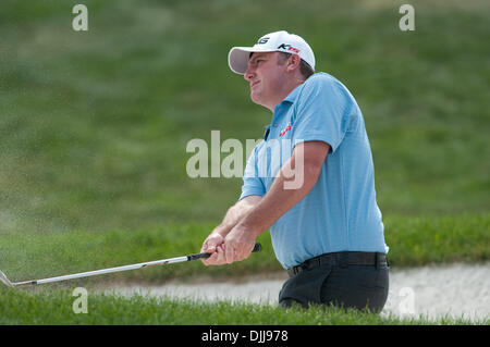 8. August 2010 - Vernon, New York, Vereinigte Staaten von Amerika - 8. August 2010: Profi-Golfer BILL LUNDE, Hits aus einer Fairway-Bunker am 18. Loch beim Gewinn der 2010 Turning Stone Resort Meisterschaft gespielt im Atunyote Golf Club in Vernon, New York. Obligatorische Credit: Mark Konezny / Southcreek Global (Kredit-Bild: © Southcreek Global/ZUMApress.com) Stockfoto