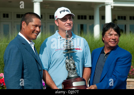 8. August 2010 - Vernon, New York, Vereinigte Staaten von Amerika - 8. August 2010: Profi-Golfer BILL LUNDE mit dem Pokal stellt für den Gewinn der 2010 Turning Stone Resort Championship mit Oneida Nation Vertreter NOTAH BEGAY III (links) und RAY HALBRITTER (rechts). Gespielt wurde auf dem Atunyote Golf Club in Vernon, New York. Obligatorische Credit: Mark Konezny / Southc Stockfoto