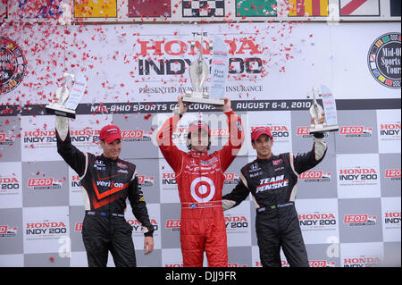 8. August 2010 - Lexington, Ohio, Vereinigte Staaten von Amerika - 8. August 2010; Die drei Erstplatzierten der Izod IndyCar Serie Honda Indy 200 auf der Mid-Ohio Sports Car Course in Lexington, Ohio; vom linken zweiten Platz Team Penske die WILLENSKRAFT, Target Chip Ganassi Racing des Gewinners DARIO FRANCHITTI und den dritten Platz Team Penske HELIO CASTRONEVES... Obligatorische Credit: Willen Schneekloth / Stockfoto