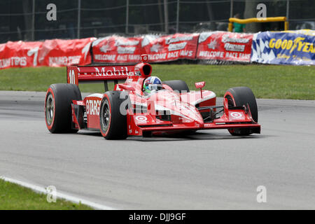 8. August 2010 - Lexington, Ohio, Vereinigte Staaten von Amerika - 8. August 2010: DARIO FRANCHITTI Autofahren #10 Target Chip Ganassi Racing führt das # 12 Auto des Treibers Willenskraft während der IZOD Indy Car Series Auto Series im Mid-Ohio Sports Car Complex in Lexington, OH.  Das Honda Indy 200 Rennen fand am heute, 8. August 2010 in denen Dario Franchitti war siegreich. Stockfoto