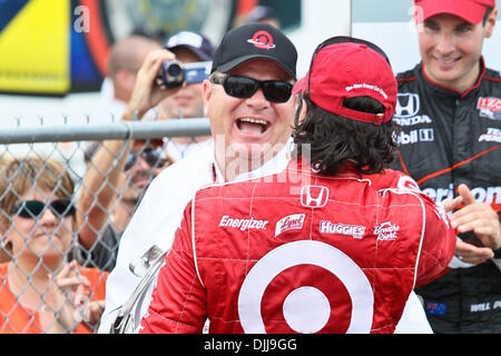 8. August 2010 - Lexington, Ohio, Vereinigte Staaten von Amerika - 8. August 2010: DARIO FRANCHITTI der Fahrer die #10 Target Chip Ganassi Racing Auto wird von beglückwünscht Autobesitzer CHIP GANASSI in der Victory Lane während der IZOD Indy Car Series Auto Series im Mid-Ohio Sports Car Complex in Lexington, OH.  Die Honda Indy 200 Rennen am heute fand, 8. August 2010 in denen Dario Fr Stockfoto