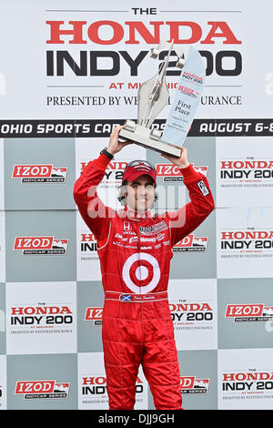 8. August 2010 - Lexington, Ohio, Vereinigte Staaten von Amerika - 8. August 2010: DARIO FRANCHITTI der Fahrer die #10 Target Chip Ganassi Racing Auto feiert Sieg Spur am Ende der IZOD Indy Car Series Auto Series im Mid-Ohio Sports Car Complex in Lexington, OH.  Das Honda Indy 200 Rennen fand am heute, 8. August 2010 in denen Dario Franchitti war victo Stockfoto