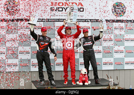 8. August 2010 - Lexington, Ohio, Vereinigte Staaten von Amerika - 8. August 2010: DARIO FRANCHITTI der Fahrer der #10 Target Chip Ganassi Racing feiert seinen Sieg am Ende der IZOD Indy Car Series Auto Series im Mid-Ohio Sports Car Complex in Lexington, OH. Zweiten Platz ging an den Fahrer des Wagens #12 - Willenskraft und Dritter wurde Helio Castroneves - Fahrer Stockfoto