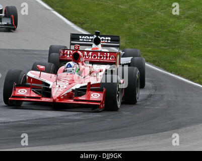 8. August 2010 - Lexington, Ohio, Vereinigte Staaten von Amerika - 8. August 2010: DARIO FRANCHITTII Autofahren #10 Target Chip Ganassi Racing führt das # 12 Auto des Treibers Willenskraft während der IZOD Indy Car Series Auto Series im Mid-Ohio Sports Car Complex in Lexington, OH.  Das Honda Indy 200 Rennen fand am heute, 8. August 2010 in denen Dario Franchitti war siegreich. Stockfoto