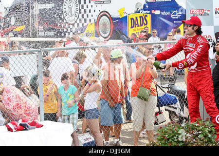 8. August 2010 - Lexington, Ohio, Vereinigte Staaten von Amerika - 8. August 2010: DARIO FRANCHITTI der Fahrer der #10 Target Chip Ganassi Racing feiert seinen Sieg am Ende der IZOD Indy Car Series Auto Series im Mid-Ohio Sports Car Complex in Lexington, OH. Das Honda Indy 200 Rennen fand am heute, 8. August 2010 in denen Dario Franchitti war siegreich. Ma Stockfoto