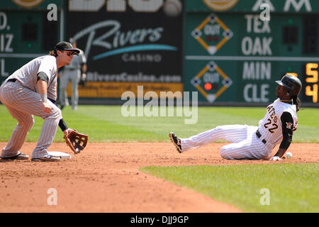 8. August 2010 - Pittsburgh, PENNSYLVANNIA, Vereinigte Staaten von Amerika - 8. August 2010: Pittsburgh Pirates Outfielder ANDREW MCCUTCHEN (22) Dias in zweiten Base aus seinen Doppelgänger als Colorado Rockies kurzen Stopp TROY TULOWITZKI (2) wartet, dass der Wurf im dritten Inning als die Piraten darauf auf die Rockies im PNC Park in Pittsburgh, PA nehmen... Die Piraten fallen auf die Rockies 8-4.MANDATO Stockfoto