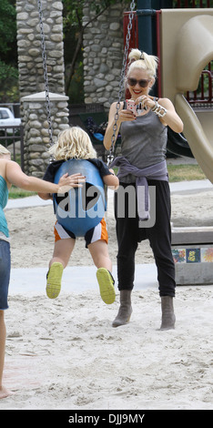 Gwen Stefani nimmt ihren Sohn Zuma spielen im Coldwater Park in Beverly Hills, Los Angeles Kalifornien - 04.06.12 Stockfoto