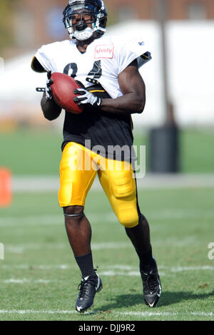 8. August 2010 - Latrobe, Pennsylvania, Vereinigte Staaten von Amerika - 8. August 2010: Pittsburgh Steelers RB RASHARD MENDENHALL (#34) bricht ins Freie für einen der Gäste am St. Vincent College nach Hause von der Steelers Trainingslager.  Obligatorische Credit: Paul Lindenfelser / Soutcreek Global (Kredit-Bild: © Southcreek Global/ZUMApress.com) Stockfoto