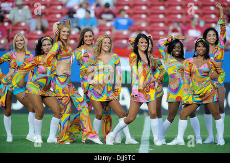 8. August 2010 - Frisco, Texas, Vereinigte Staaten von Amerika - 8. August 2010: FC Dallas Tänzer während der Halbzeit eines Spiels mit Philadelphia Union. FC Dallas gewann das Spiel gegen Philadelphia Union 3: 1 bei Pizza Hut Park in Frisco, Texas... Obligatorische Credit: Jerome Miron / Southcreek Global. (Kredit-Bild: © Southcreek Global/ZUMApress.com) Stockfoto