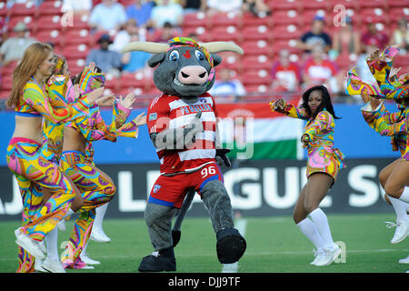 8. August 2010 - Frisco, Texas, Vereinigte Staaten von Amerika - 8. August 2010: FC Dallas Tänzer mit dem FC-Maskottchen in der Halbzeit eines Spiels mit Philadelphia Union. FC Dallas gewann das Spiel gegen Philadelphia Union 3: 1 bei Pizza Hut Park in Frisco, Texas... Obligatorische Credit: Jerome Miron / Southcreek Global. (Kredit-Bild: © Southcreek Global/ZUMApress.com) Stockfoto