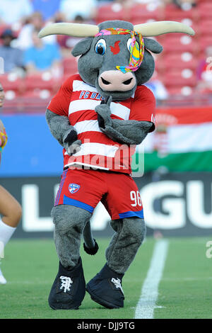 8. August 2010 - Frisco, Texas, Vereinigte Staaten von Amerika - 8. August 2010: FC Dallas Tänzer mit dem FC-Maskottchen in der Halbzeit eines Spiels mit Philadelphia Union. FC Dallas gewann das Spiel gegen Philadelphia Union 3: 1 bei Pizza Hut Park in Frisco, Texas... Obligatorische Credit: Jerome Miron / Southcreek Global. (Kredit-Bild: © Southcreek Global/ZUMApress.com) Stockfoto