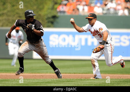 8. August 2010: Baltimore Orioles Shortstop Cesar Izturis (3) versucht, heruntergekommen, Chicago White Sox linker Feldspieler Juan Pierre (1) während der fünften Inning der Sonntagnachmittag ist at Camden Yards in Baltimore, Maryland. Gäste gebunden 1 durch fünf Innings... Obligatorische Credit: Russell Tracy / Southcreek Global (Kredit-Bild: © Russell Tracy/Southcreek Global/ZUMApress.com) Stockfoto