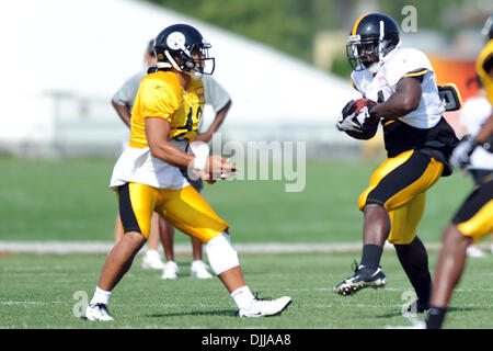 8. August 2010: Pittsburgh Steelers RB RASHARD MENDENHALL (#34) durchbricht die Zeile für einen Gewinn, als TROY POLAMALU (links) versucht, ihn am St. Vincent College nach Hause von der Steelers Trainingslager zu stoppen. (Kredit-Bild: © Paul Lindenfelser/Southcreek Global/ZUMApress.com) Stockfoto