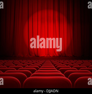 Kino rote Vorhänge mit Spotlight und Sitze Stockfoto