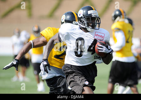 9. August 2010 - Latrobe, PENNSYLVANNIA, Vereinigte Staaten von Amerika - 9. August 2010: Pittsburgh Steelers Wide Receiver ANTONIO BROWN (84) entzieht sich Pittsburgh Steelers Sicherheit willen ALLEN (26) während eines vorbeifahrenden Bohrers während des Trainingslagers am St. Vincent College in Latrobe, Pennsylvania... OBLIGATORISCHE CREDIT: DEAN BEATTIE / SOUTHCREEK GLOBAL (Kredit-Bild: © Southcreek Global/ZUMApress.com) Stockfoto