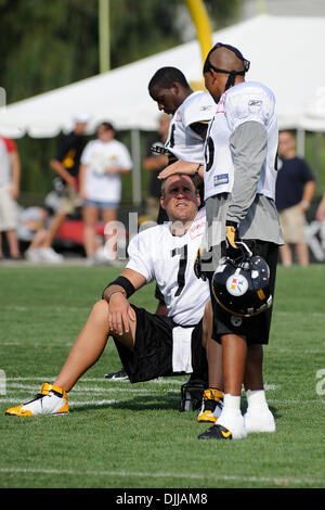 9. August 2010 - Latrobe, PENNSYLVANNIA, Vereinigte Staaten von Amerika - 9. August 2010: Pittsburgh Steelers-Quarterback BEN ROETHLISBERGER (7) mit Pittsburgh Steelers Wide Receiver HINES WARD (86) an der Seitenlinie während des Trainingslagers am St. Vincent College in Latrobe, Pennsylvania spricht... OBLIGATORISCHE CREDIT: DEAN BEATTIE / SOUTHCREEK GLOBAL (Kredit-Bild: © Southcreek Global/ZUMApress.com) Stockfoto