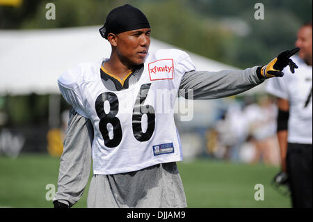 9. August 2010 - Latrobe, PENNSYLVANNIA, Vereinigte Staaten von Amerika - 9. August 2010: Pittsburgh Steelers Wide Receiver HINES WARD (86) Wellen mit den Fans an der Seitenlinie während des Trainingslagers am St. Vincent College in Latrobe, Pennsylvania... OBLIGATORISCHE CREDIT: DEAN BEATTIE / SOUTHCREEK GLOBAL (Kredit-Bild: © Southcreek Global/ZUMApress.com) Stockfoto