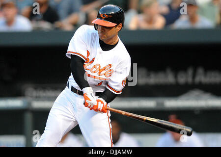 9. August 2010 - Baltimore, Maryland, Vereinigte Staaten von Amerika - 9. August 2010: Baltimore Orioles zweiter Basisspieler Brian Roberts (1) fouls einen Ball zurück zu der Catcher während der ersten Inning der Monday Night Spiel gegen die Chicago White Sox at Camden Yards in Baltimore, Maryland. Baltimore Orioles besiegte die Chicago White Sox 3-2 mit einem Spaziergang von Homerun von zweiter Basisspieler Brian Ro Stockfoto