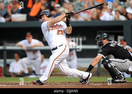9. August 2010 - Baltimore, Maryland, Vereinigte Staaten von Amerika - 9. August 2010: Baltimore Orioles erster Basisspieler Ty Wigginton (23) Schaukeln in einer Tonhöhe während der ersten Inning der Monday Night Spiel gegen die Chicago White Sox at Camden Yards in Baltimore, Maryland. Baltimore Orioles besiegte die Chicago White Sox 3-2 mit einem Spaziergang von Homerun von zweiter Basisspieler Brian Roberts in den zehn Stockfoto