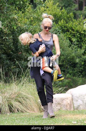 Gwen Stefani nimmt ihren Sohn Zuma spielen im Coldwater Park in Beverly Hills, Los Angeles Kalifornien - 04.06.12 Stockfoto