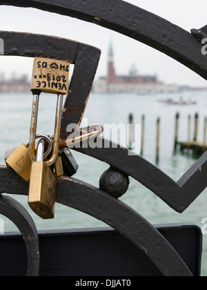 Golden Love Lock Vorhängeschlösser an Metallgeländern in Venedig, Italien Stockfoto