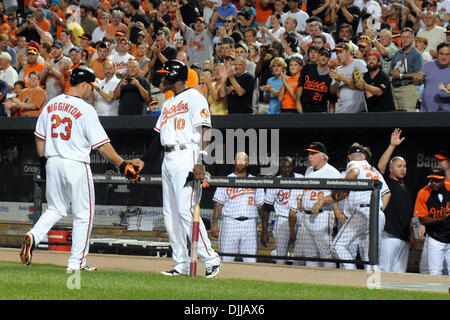 9. August 2010: Baltimore Orioles Center Fielder Adam Jones (10) gratuliert Baltimore Orioles erster Basisspieler Ty Wigginton nach Wigginton ein Volltreffer im sechsten Inning binden die Punktzahl bei 1 gegen die Chicago White Sox at Camden Yards in Baltimore, Maryland. Baltimore Orioles besiegte die Chicago White Sox 3-2 mit einem Spaziergang von Homerun von zweiter Basisspieler Brian Roberts in der te Stockfoto