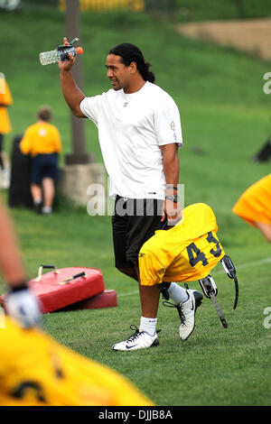 10. August 2010 - Latrobe, PENNSYLVANNIA, Vereinigte Staaten von Amerika - 10. August 2010: Pittsburgh Steelers starke Sicherheit TROY POLAMALU (43) Wellen-Fans vor dem Start des Trainingslagers am St. Vincent College in Latrobe, Pennsylvania... OBLIGATORISCHE CREDIT: DEAN BEATTIE / SOUTHCREEK GLOBAL (Kredit-Bild: © Southcreek Global/ZUMApress.com) Stockfoto