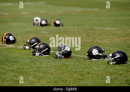 10. August 2010 - Latrobe, PENNSYLVANNIA, Vereinigte Staaten von Amerika - 10. August 2010: Pittsburgh Steelers Helme lag auf dem Feld wie die Spieler während des Trainingslagers am St. Vincent College in Latrobe, Pennsylvania dehnen... OBLIGATORISCHE CREDIT: DEAN BEATTIE / SOUTHCREEK GLOBAL (Kredit-Bild: © Southcreek Global/ZUMApress.com) Stockfoto