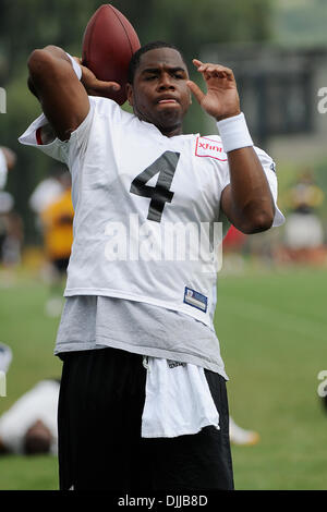 10. August 2010 - Latrobe, PENNSYLVANNIA, Vereinigte Staaten von Amerika - 10. August 2010: Pittsburgh Steelers-Quarterback BYRON LEFTWICH (4) lockert die Tage Trainingslager am St. Vincent College in Latrobe, Pennsylvania. bekommt im Gange... OBLIGATORISCHE CREDIT: DEAN BEATTIE / SOUTHCREEK GLOBAL (Kredit-Bild: © Southcreek Global/ZUMApress.com) Stockfoto