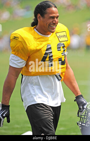 10. August 2010 - Latrobe, PENNSYLVANNIA, Vereinigte Staaten von Amerika - 10. August 2010: Pittsburgh Steelers starke Sicherheit TROY POLAMALU (43) hat ein Lachen während des Trainingslagers am St. Vincent College in Latrobe, Pennsylvania... OBLIGATORISCHE CREDIT: DEAN BEATTIE / SOUTHCREEK GLOBAL (Kredit-Bild: © Southcreek Global/ZUMApress.com) Stockfoto