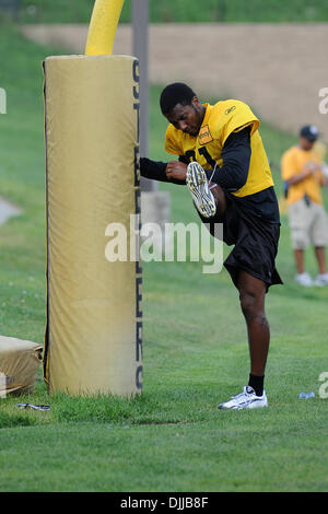 10. August 2010 - Latrobe, PENNSYLVANNIA, Vereinigte Staaten von Amerika - 10. August 2010: Pittsburgh Steelers Runningback MEWELDE MOORE (21) mit Hilfe von den Torpfosten vor Beginn des Trainingslagers am St. Vincent College in Latrobe, Pennsylvania erstreckt sich... OBLIGATORISCHE CREDIT: DEAN BEATTIE / SOUTHCREEK GLOBAL (Kredit-Bild: © Southcreek Global/ZUMApress.com) Stockfoto