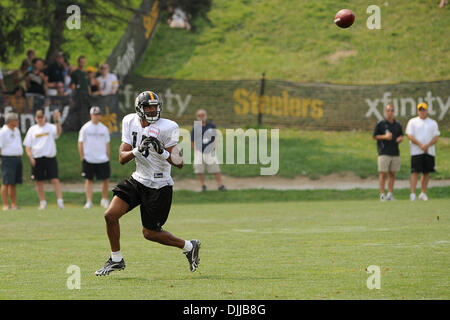 10. August 2010 - Latrobe, PENNSYLVANNIA, Vereinigte Staaten von Amerika - 10. August 2010: Pittsburgh Steelers Wide Receiver BRANDON LONDON (15) hält seine Augen auf dem Pass vor dem Fang während des Trainingslagers am St. Vincent College in Latrobe, Pennsylvania... OBLIGATORISCHE CREDIT: DEAN BEATTIE / SOUTHCREEK GLOBAL (Kredit-Bild: © Southcreek Global/ZUMApress.com) Stockfoto