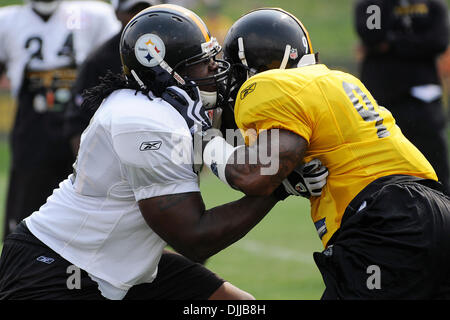 10. August 2010 - Latrobe, PENNSYLVANNIA, Vereinigte Staaten von Amerika - 10. August 2010: Pittsburgh Steelers-Tight-End DAVID JOHNSON (85) (weiß) sperrt mit Pittsburgh Steelers offensive Linebacker THADDEUS GIBSON (90) während einer Linebacker Drill am Trainingslager am St. Vincent College in Latrobe, Pennsylvania... OBLIGATORISCHE CREDIT: DEAN BEATTIE / SOUTHCREEK GLOBAL (Kredit-Bild: © Southcreek Gl Stockfoto