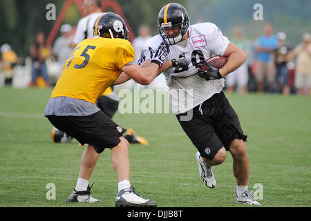 10. August 2010 - Latrobe, PENNSYLVANNIA, Vereinigte Staaten von Amerika - 10. August 2010: Pittsburgh Steelers Linebacker PATRICK BAILEY (55) versucht während des Trainingslagers am St. Vincent College in Latrobe, Pennsylvania Pittsburgh Steelers-Tight-End SEAN MCHUGH (49) blockieren... OBLIGATORISCHE CREDIT: DEAN BEATTIE / SOUTHCREEK GLOBAL (Kredit-Bild: © Southcreek Global/ZUMApress.com) Stockfoto