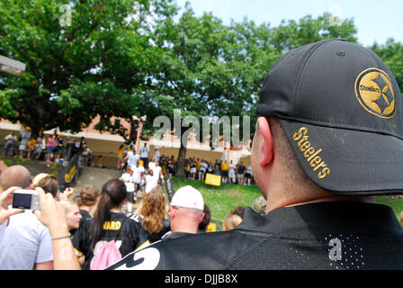 10. August 2010 - Latrobe, PENNSYLVANNIA, Vereinigte Staaten von Amerika - 10. August 2010: Pittsburgh Steelers Fans drängen den Gehweg, wie die Spieler aus dem Umkleideraum kommen, Trainingslager in St. Vincent College in Latrobe, Pennsylvania zu starten... OBLIGATORISCHE CREDIT: DEAN BEATTIE / SOUTHCREEK GLOBAL (Kredit-Bild: © Southcreek Global/ZUMApress.com) Stockfoto