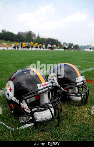 10. August 2010 - Latrobe, PENNSYLVANNIA, Vereinigte Staaten von Amerika - 10 August, 2010:2 Pittsburgh Steelers Helme an der Seitenlinie sitzen, da das Team bereitet sich die Tage Abendpraxis im Hintergrund am St. Vincent College in Latrobe, Pennsylvania... OBLIGATORISCHE CREDIT: DEAN BEATTIE / SOUTHCREEK GLOBAL (Kredit-Bild: © Southcreek Global/ZUMApress.com) Stockfoto