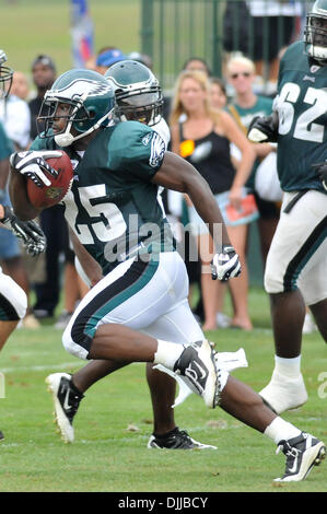 10. August 2010 - Bethlehem, Pennsylvania, Vereinigte Staaten von Amerika - 10. August 2010 Philadelphia Eagles Runningback LeSean McCoy #25 läuft in einer Praxis statt Lehigh Universität in Bethlehem, Pennsylvania.Mandatory Kredit: Michael McAtee / Southcreek Global (Credit-Bild: © Southcreek Global/ZUMApress.com) Stockfoto