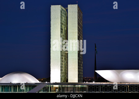 Brasilien, Brasilia: Nächtliche Blick des Nationalkongresses von Oscar Niemeyer Stockfoto