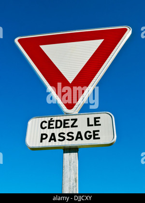 Moderne französische Straße Verkehrsschild "Cédez le Passage" (Vorfahrt) - Frankreich. Stockfoto