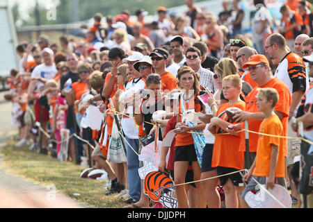 10. August 2010 - Georgetown, Kentucky, Vereinigte Staaten von Amerika - 8. August 2010: Line-up für Autogramme am Ende der zweiten Sitzung des Bengals Trainingslagers in Georgetown, Kentucky-Fans. Obligatorische Credit: Jon Longo / Southcreek Global (Kredit-Bild: © Southcreek Global/ZUMApress.com) Stockfoto