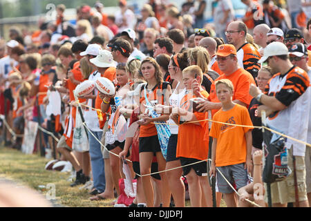 10. August 2010 - Georgetown, Kentucky, Vereinigte Staaten von Amerika - 8. August 2010: Line-up für Autogramme am Ende der zweiten Sitzung des Bengals Trainingslagers in Georgetown, Kentucky-Fans. Obligatorische Credit: Jon Longo / Southcreek Global (Kredit-Bild: © Southcreek Global/ZUMApress.com) Stockfoto