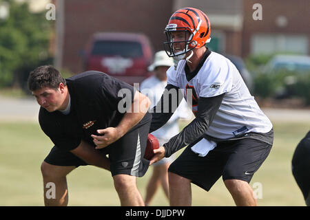 10. August 2010 - Georgetown, Kentucky, Vereinigte Staaten von Amerika - 8 August 2010:Cincinnati Bengals QB Carson Palmer (#9) unter ein Kinderspiel während der zweiten Sitzung des Bengals Trainingslagers in Georgetown, Kentucky. Obligatorische Credit: Jon Longo / Southcreek Global (Kredit-Bild: © Southcreek Global/ZUMApress.com) Stockfoto